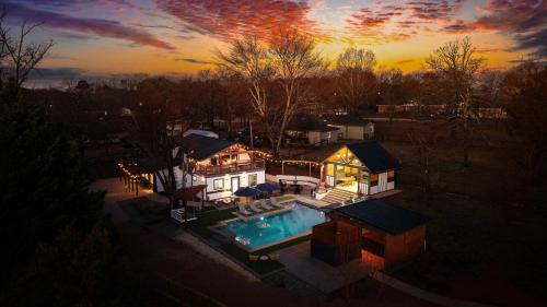 Greer House | Sleeps 13 Saltwater Pool Fully Fenced in Yard