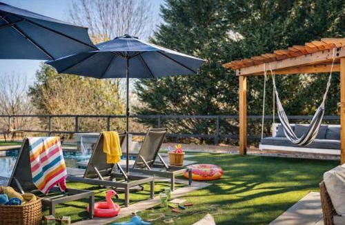 Greer House | Sleeps 13 Saltwater Pool Fully Fenced in Yard