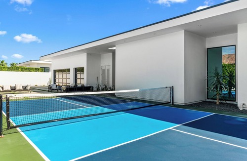 Indio Villa | Sleeps 17 Private Pool + Hot Tub + Pickleball Court Near La Quinta | Bravo