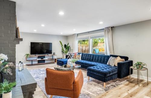 Hillwood House | Sleeps 18 Triplex 9BR 3 Kitchens 1 Yard