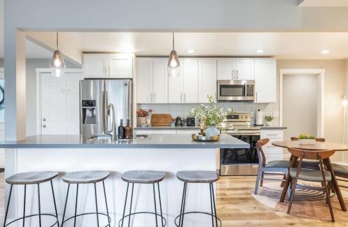 Hillwood House | Sleeps 18 Triplex 9BR 3 Kitchens 1 Yard