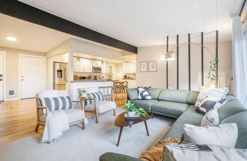 Hillwood House | Sleeps 18 Triplex 9BR 3 Kitchens 1 Yard