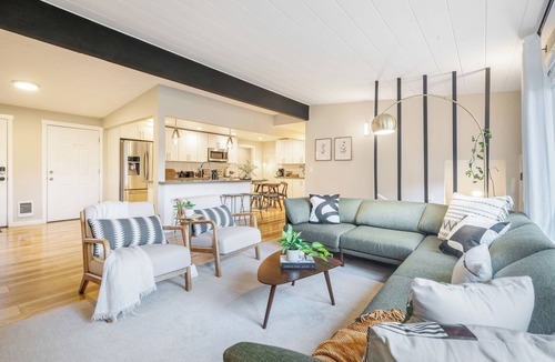 Hillwood House | Sleeps 18 · Triplex · 9BR · 3 Kitchens · 1 Yard