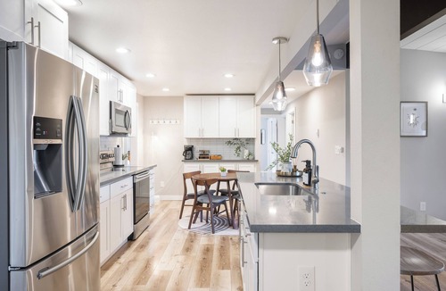 Hillwood House | Sleeps 18 · Triplex · 9BR · 3 Kitchens · 1 Yard
