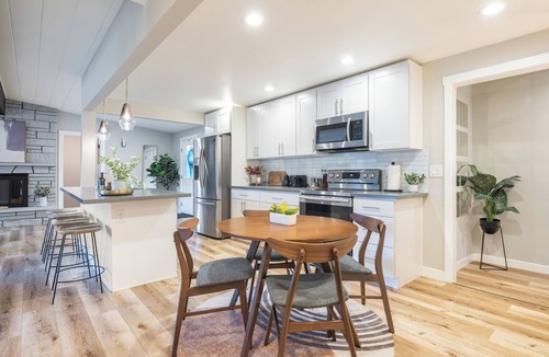Hillwood House | Sleeps 18 · Triplex · 9BR · 3 Kitchens · 1 Yard