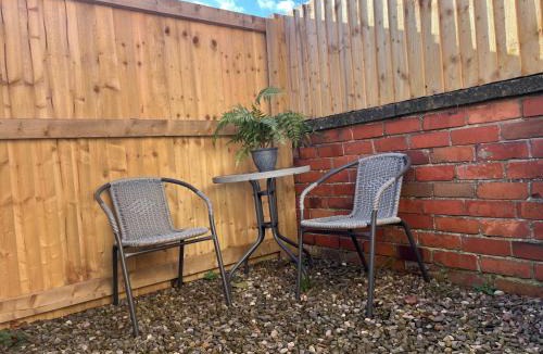Ellesmere House | Sleeps 2 -Central Ellesmere -Parking - PetFriendly