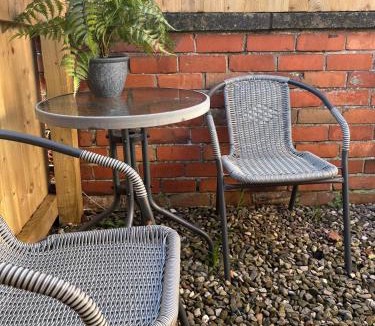 Ellesmere House | Sleeps 2 -Central Ellesmere -Parking - PetFriendly