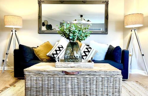 Ellesmere House | Sleeps 2 -Central Ellesmere -Parking - PetFriendly