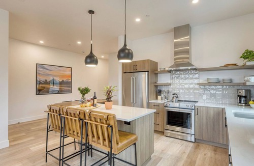 Bend Cottage | Sleeps 20, 4 Units 10bdr, Hot Tub, Near Old Bend + DT Aerie by Avantstay