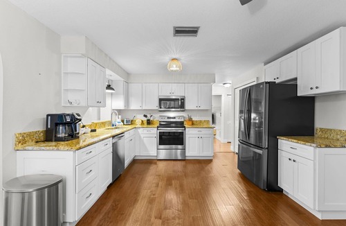 Largo House | Sleeps 20~Heated Pool~Pickleball~Hot Tub~Fire Pit