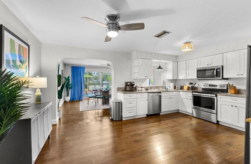 Largo House | Sleeps 20~Heated Pool~Pickleball~Hot Tub~Fire Pit