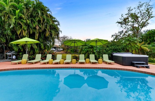 Largo House | Sleeps 20~Heated Pool~Pickleball~Hot Tub~Fire Pit
