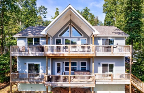 Lakeside Estates Cabin | Sleeps 20 ~Lakefront~Dock~HotTub~Firepit