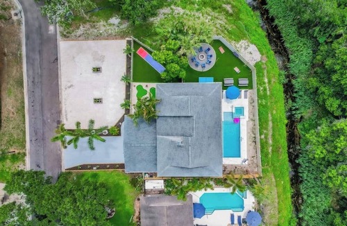 Largo House | Sleeps 21 | Heated Pool, Spa, Mini Golf & Games