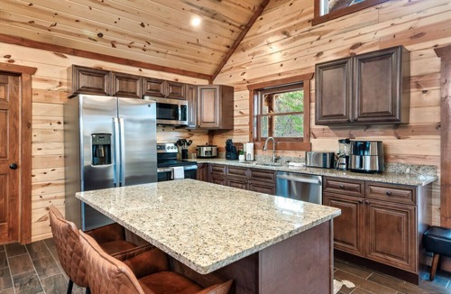 Caton Cabin | Sleeps 24~Large Heated Indoor Pool~Putt-Putt~Game Room