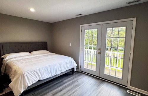 Des Plaines House | Sleeps 24+ Luxury house Near Chicago 12 king beds