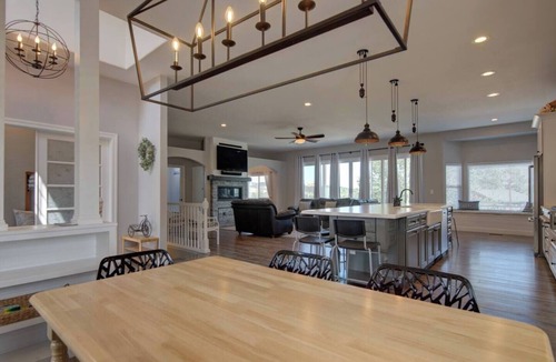 Monument House | Sleeps 25 Raspberry Mountain Farmhouse
