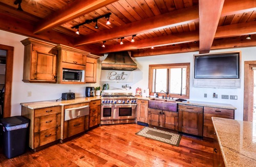 Brian Head Cabin | Sleeps 28- Completely updated with swim spa/bunk room/85" TV's & More!