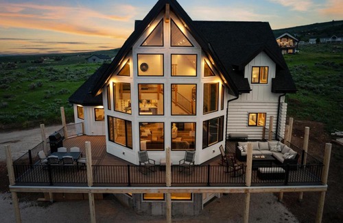 Sweetwater House | Sleeps 28, Hot Tub, Ideal Beach Access, 5000 sqft