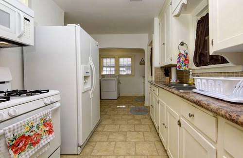 Springfield House | Sleeps 3 Couples or family - great for traveling nurses