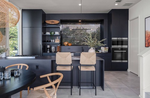 Bouldin House | Sleeps 32, Private Compound w/Putting Green | Bouldin Collective by AvantStay