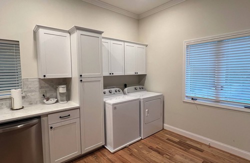 Athens House | Sleeps 4, Private, 1-King BR, Murphy Bed in Living Rm, off Timothy and 10 loop