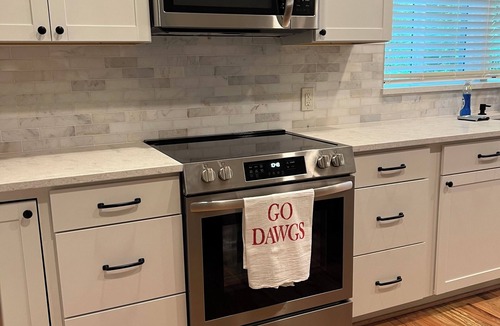 Athens House | Sleeps 4, Private, 1-King BR, Murphy Bed in Living Rm, off Timothy and 10 loop