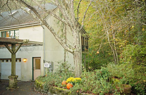 Castleton House | Sleeps 4 w/screen porch and private Hot Tub