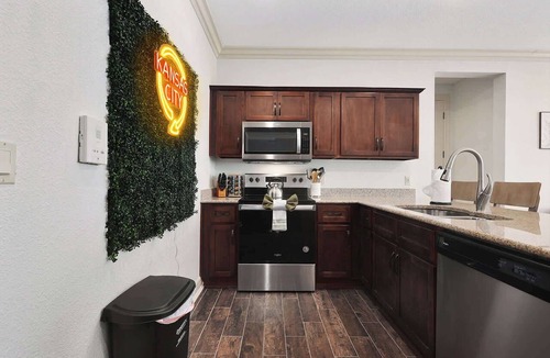 Overland Park Apartment | Sleeps 5 2BR Pool Free Parking World cup ready!