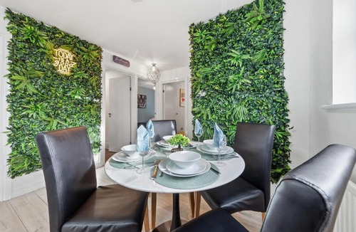 Hackney Wick Apartment | Sleeps 5 -Flat, Central, Hackney, Garden, Parking