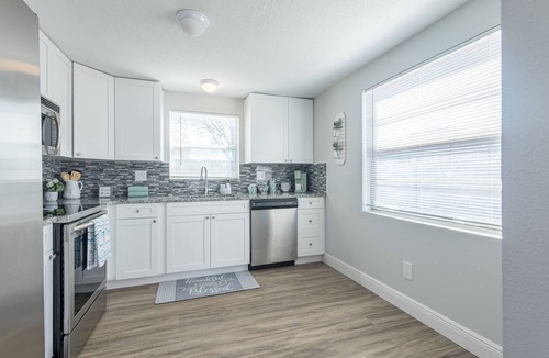 Bearss Plaza Villa | Sleeps 6 Hot Tub Fenced Yard Cozy Chic