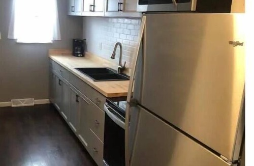 Jefferson House | Sleeps 6. Pets welcome. Wi-Fi. 3 bedroom house
