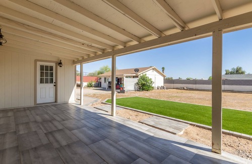 Parkwood Ranch House | Sleeps 8, Freeway access, near shopping and dining