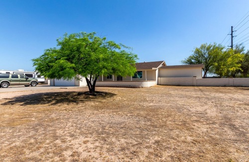 Parkwood Ranch House | Sleeps 8, Freeway access, near shopping and dining