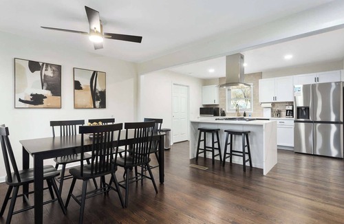 Overland Park House | Sleeps 8 |Pool Table|Mins from Shuttle to Stadium