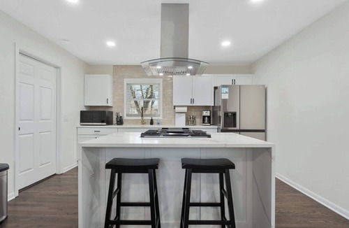 Overland Park House | Sleeps 8 |Pool Table|Mins from Shuttle to Stadium