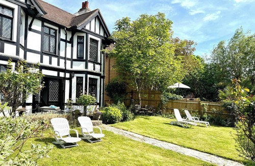 Wraysbury House | Sleeps 8 Thamefront Gem w/Petsok, Free Parking