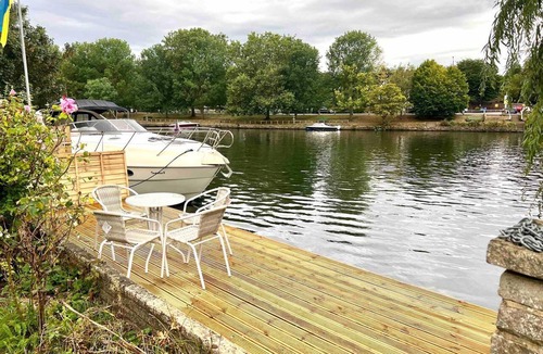 Wraysbury House | Sleeps 8 Thamefront Gem w/Petsok, Free Parking