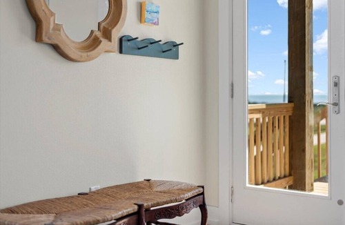 Gilchrist House | Sleeps 9 | Fire Pit | Beach & Bay View