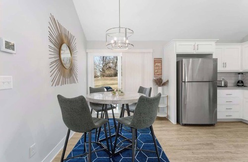 Claycomo House | Sleeps8 Near Arrowhead PetsWelcome