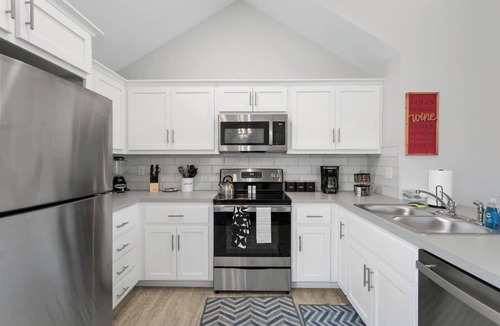 Claycomo House | Sleeps8 Near Arrowhead PetsWelcome