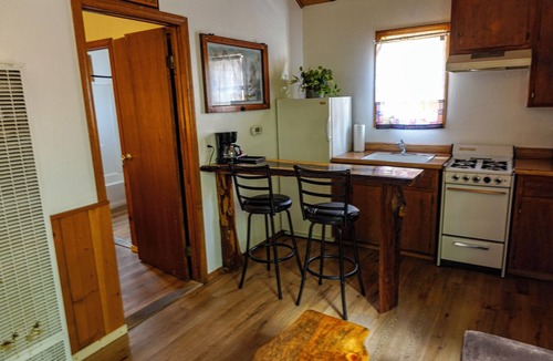 Crestline Hotel | Sleepy Hollow Cabins and Hotel