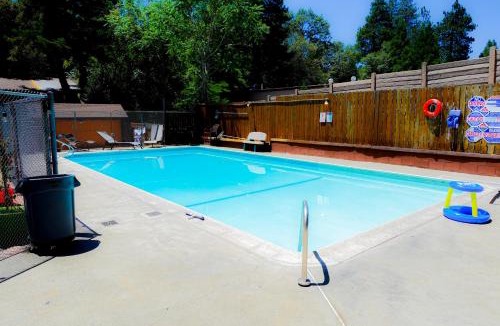 Crestline Hotel | Sleepy Hollow Cabins and Hotel