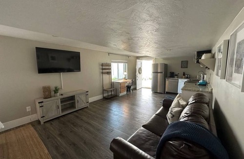 Sunset Heights Apartment | Sleepy Ridge Studio, Self Check-in, Free Parking
