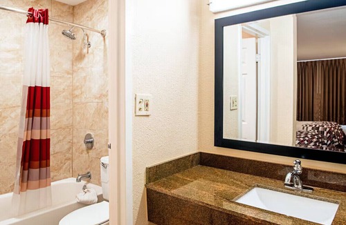 Slidell Hotel | Slidell Deluxe Room 2 Double Beds w/Outside Pool