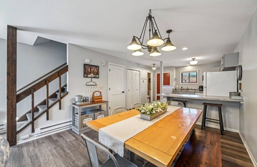Lake Delton Condo | Sloane Parkview 7 · Sloane Condo - Families, golfers, girl`s trips!
