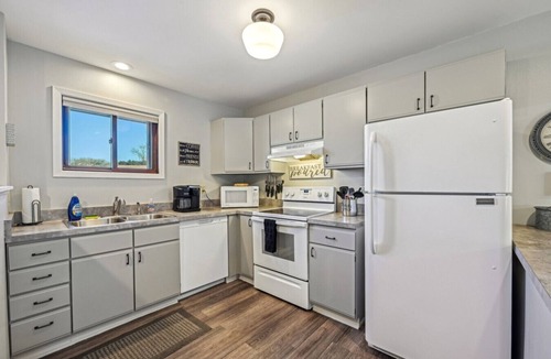 Lake Delton Condo | Sloane Parkview 7 · Sloane Condo - Families, golfers, girl`s trips!