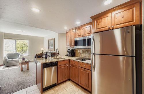 Peak 9 Apartment | Slope-side Studio Dog Friendly Full Kitchen