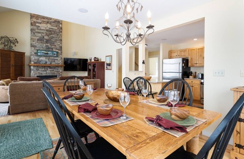 Killington House | SlopeSide- Pool, Grill, Hot tub, Views!