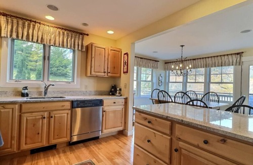 Killington House | SlopeSide- Pool, Grill, Hot tub, Views!